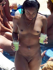 Nude Sunbathing Ebony Beauty - Nude ebonies in amateur beach photos