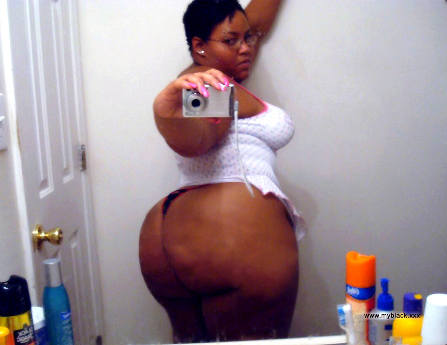 Chubby Black Cute - Chubby black chick spreading legs to show smooth. Full-size image #3