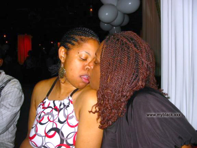 Naked ebony girls kissing - Pics and galleries